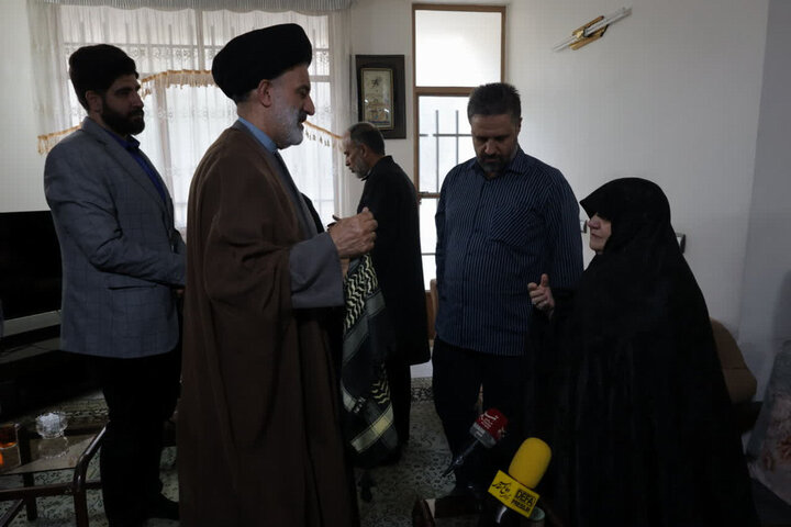 تصاویر/ دیدار نماینده ولی‌فقیه در بنیاد شهید با 4 خانواده شهید جنگ رمضان