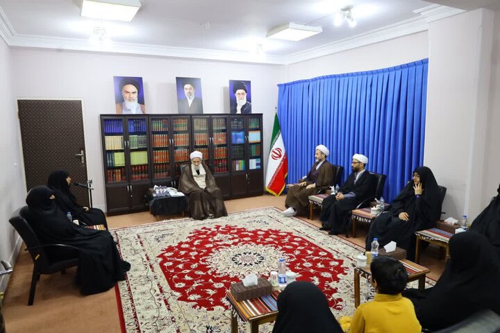 تصاویر / دیدار اساتید و کادر مدرسه علمیه ریحانه الرسول (س) نکا با نماینده ولی فقیه در مازندران