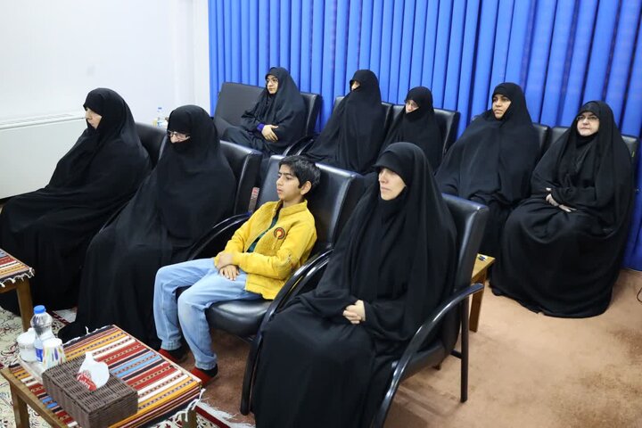 تصاویر / دیدار اساتید و کادر مدرسه علمیه ریحانه الرسول (س) نکا با نماینده ولی فقیه در مازندران
