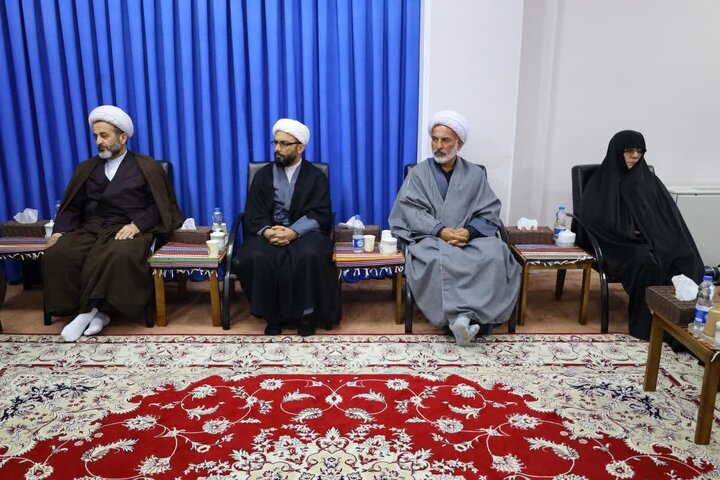 تصاویر / دیدار اساتید و کادر مدرسه علمیه ریحانه الرسول (س) نکا با نماینده ولی فقیه در مازندران