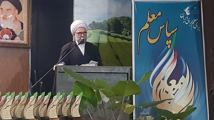 تصاویر / برگزاری مراسم باشکوه گرامیداشت مقام معلم در شهرستان عباس‌آباد با حضور امام جمعه
