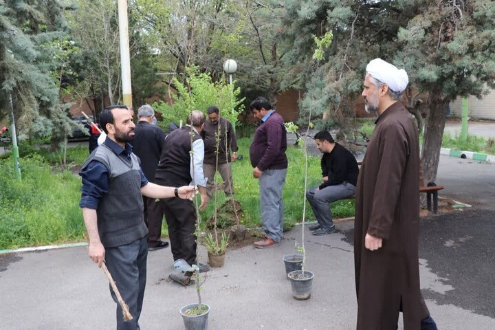 کاشت ۸۶ اصله نهال به یاد رهبر انقلاب در جامعه‌المصطفی تبریز