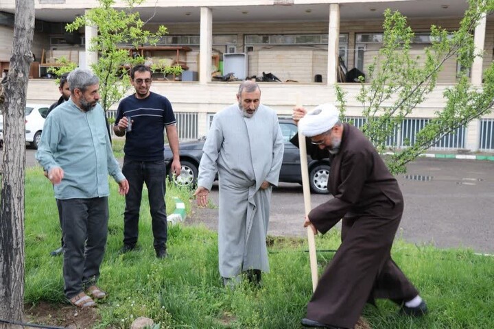 کاشت ۸۶ اصله نهال به یاد رهبر انقلاب در جامعه‌المصطفی تبریز