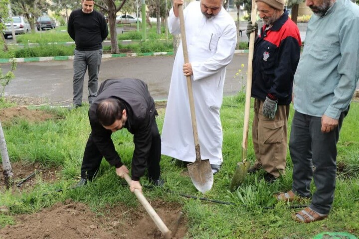 کاشت ۸۶ اصله نهال به یاد رهبر انقلاب در جامعه‌المصطفی تبریز