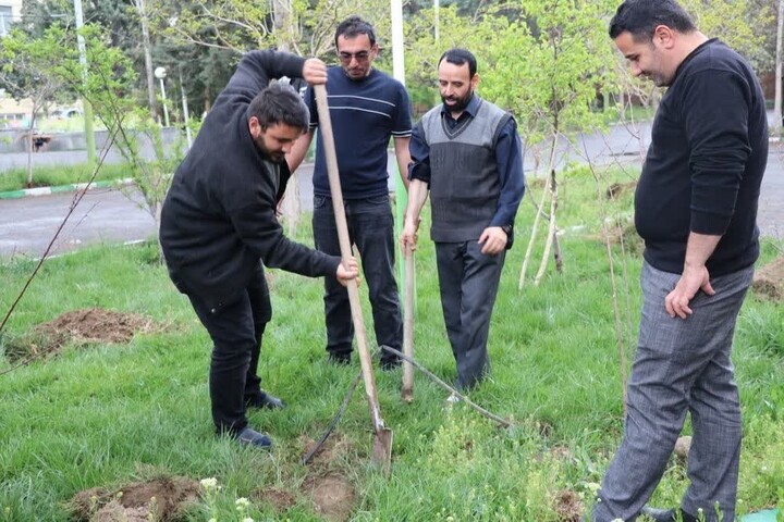 کاشت ۸۶ اصله نهال به یاد رهبر انقلاب در جامعه‌المصطفی تبریز