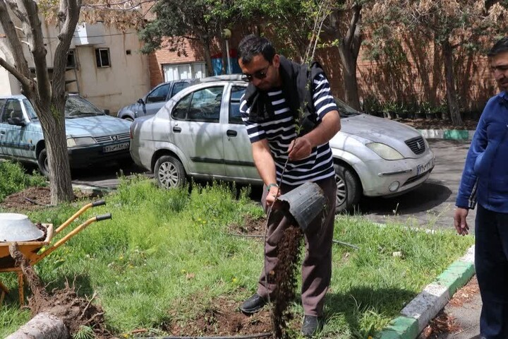 کاشت ۸۶ اصله نهال به یاد رهبر انقلاب در جامعه‌المصطفی تبریز