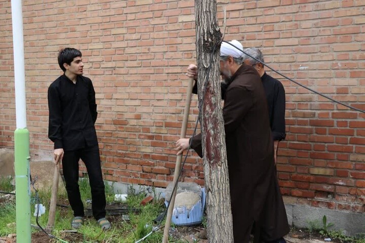 کاشت ۸۶ اصله نهال به یاد رهبر انقلاب در جامعه‌المصطفی تبریز