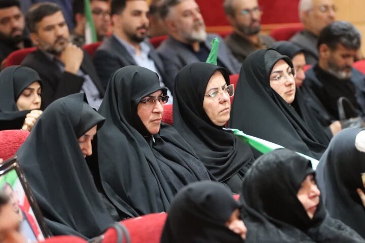 تصاویر / نشست صمیمانه نماینده ولی فقیه با خانواده‌ شهدای جنگ رمضان