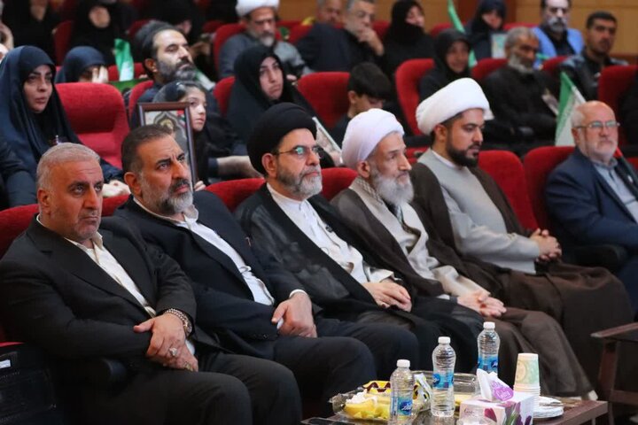 تصاویر / نشست صمیمانه نماینده ولی فقیه با خانواده‌ شهدای جنگ رمضان