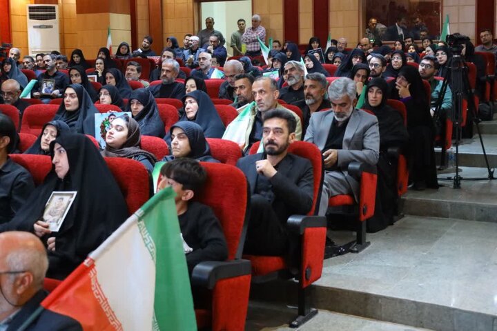 تصاویر / نشست صمیمانه نماینده ولی فقیه با خانواده‌ شهدای جنگ رمضان