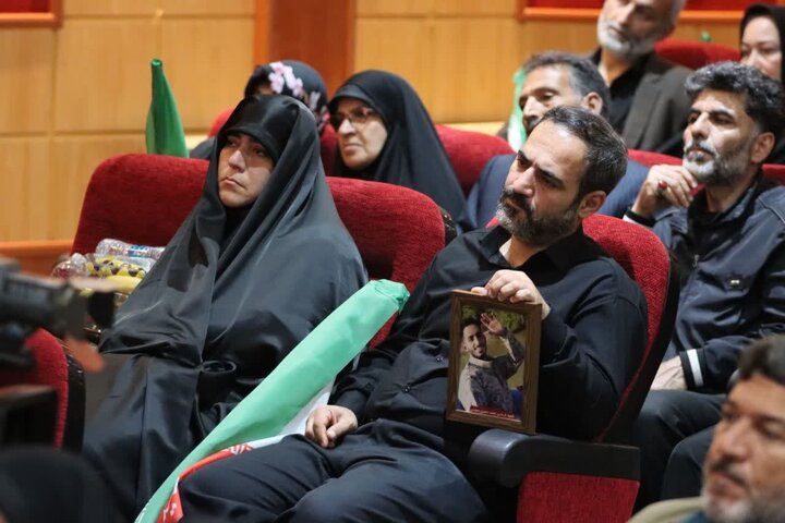 تصاویر / نشست صمیمانه نماینده ولی فقیه با خانواده‌ شهدای جنگ رمضان