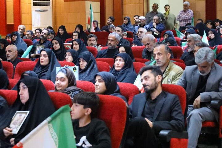 تصاویر / نشست صمیمانه نماینده ولی فقیه با خانواده‌ شهدای جنگ رمضان