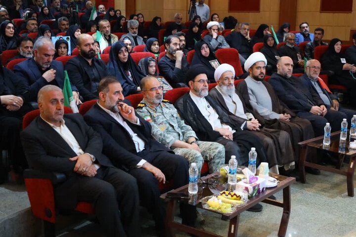 تصاویر / نشست صمیمانه نماینده ولی فقیه با خانواده‌ شهدای جنگ رمضان