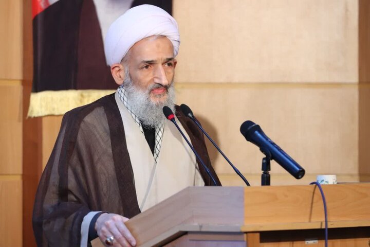 تصاویر / نشست صمیمانه نماینده ولی فقیه با خانواده‌ شهدای جنگ رمضان