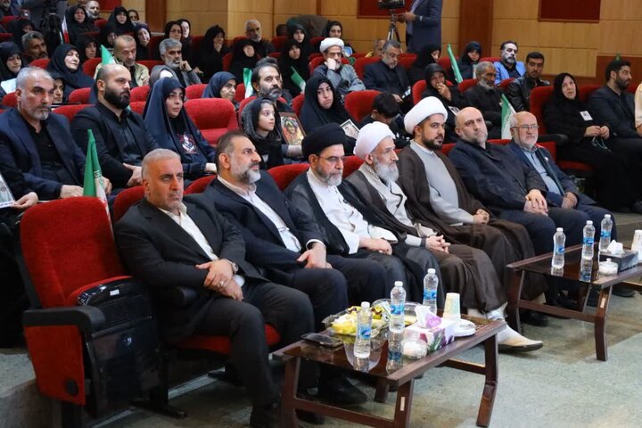 تصاویر / نشست صمیمانه نماینده ولی فقیه با خانواده‌ شهدای جنگ رمضان