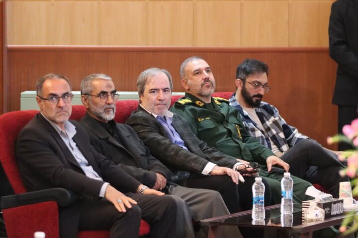 تصاویر / نشست صمیمانه نماینده ولی فقیه با خانواده‌ شهدای جنگ رمضان