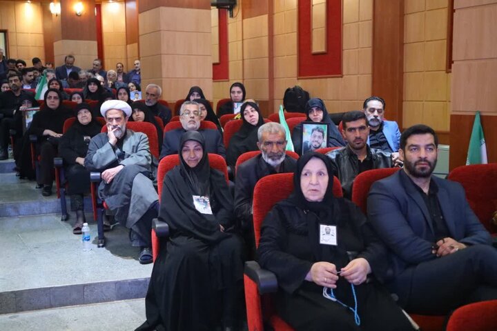 تصاویر / نشست صمیمانه نماینده ولی فقیه با خانواده‌ شهدای جنگ رمضان