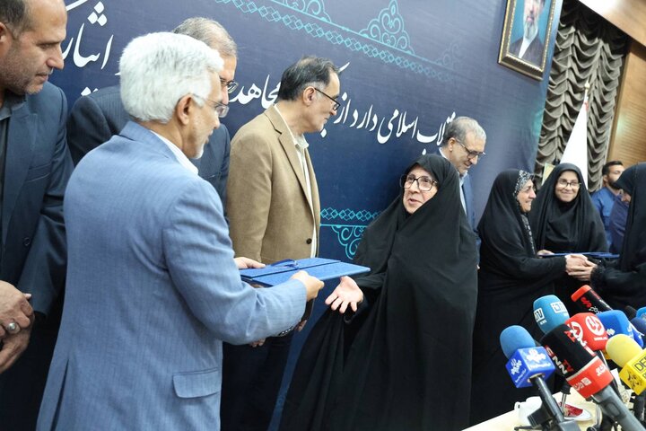 تصاویر/ تقدیر از خانواده چهار شهید امدادگر و سه پرستار ایثارگر