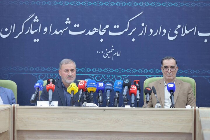 تصاویر/ تقدیر از خانواده چهار شهید امدادگر و سه پرستار ایثارگر