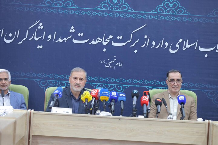 تصاویر/ تقدیر از خانواده چهار شهید امدادگر و سه پرستار ایثارگر