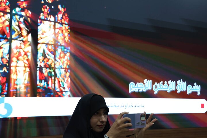 تصاویر/ تقدیر از خانواده چهار شهید امدادگر و سه پرستار ایثارگر