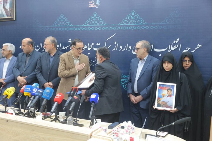 تصاویر/ تقدیر از خانواده چهار شهید امدادگر و سه پرستار ایثارگر