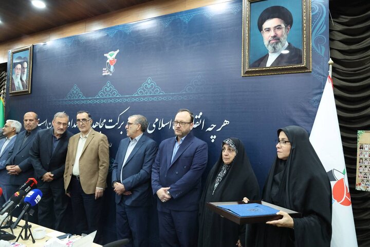 تصاویر/ تقدیر از خانواده چهار شهید امدادگر و سه پرستار ایثارگر
