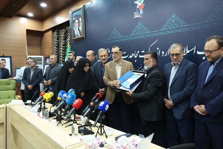 تصاویر/ تقدیر از خانواده چهار شهید امدادگر و سه پرستار ایثارگر