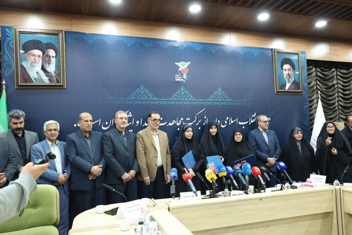 تصاویر/ تقدیر از خانواده چهار شهید امدادگر و سه پرستار ایثارگر