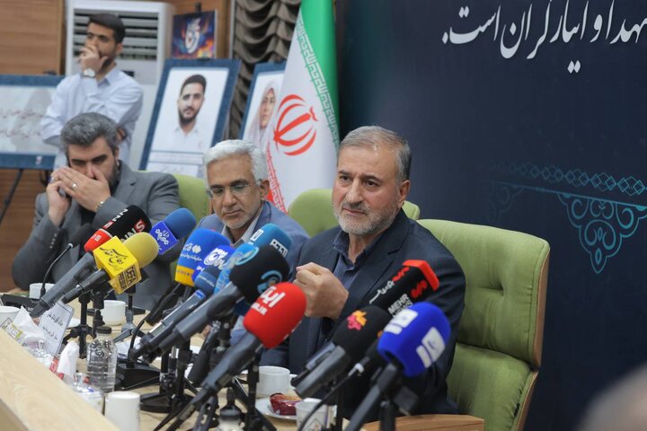 تصاویر/ تقدیر از خانواده چهار شهید امدادگر و سه پرستار ایثارگر