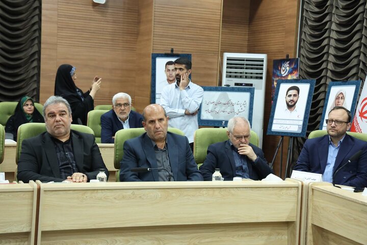 تصاویر/ تقدیر از خانواده چهار شهید امدادگر و سه پرستار ایثارگر