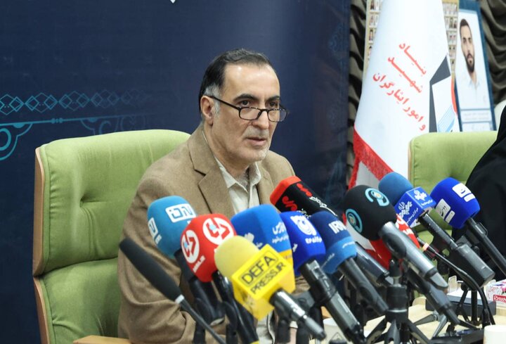 تصاویر/ تقدیر از خانواده چهار شهید امدادگر و سه پرستار ایثارگر