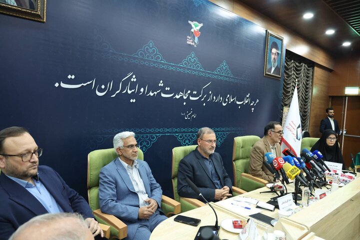 تصاویر/ تقدیر از خانواده چهار شهید امدادگر و سه پرستار ایثارگر
