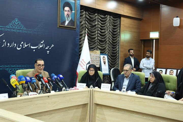 تصاویر/ تقدیر از خانواده چهار شهید امدادگر و سه پرستار ایثارگر