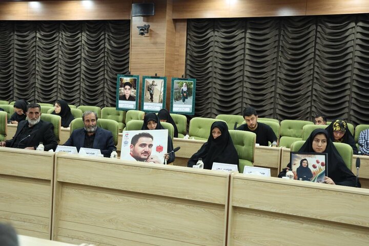 تصاویر/ تقدیر از خانواده چهار شهید امدادگر و سه پرستار ایثارگر