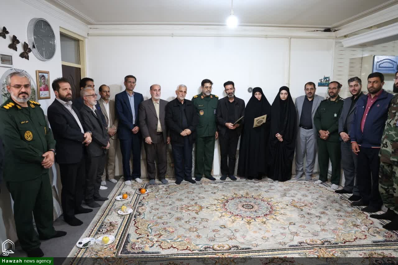 تصاویر / دیدار فرمانده سپاه استان همدان با خانواده شهید دانش آموز مهدی شرکایی
