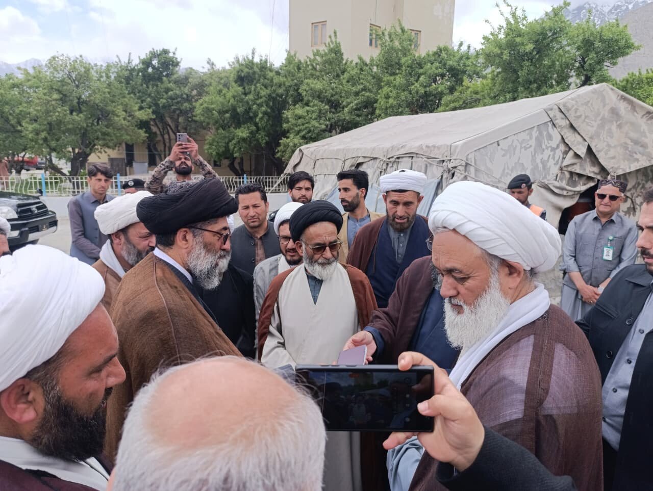 حرم امام رضاؑ کے وفد کی پرچم امام رضاؑ کے ساتھ بلتستان آمد؛ علماء اور عوام کا والہانہ استقبال