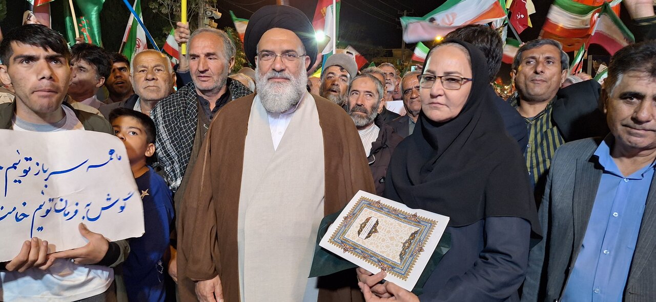 آیین تجلیل از پرچمداران دانایی و سفیران معروف در یاسوج برگزار شد