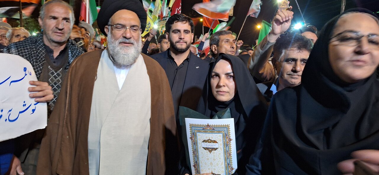 آیین تجلیل از پرچمداران دانایی و سفیران معروف در یاسوج برگزار شد