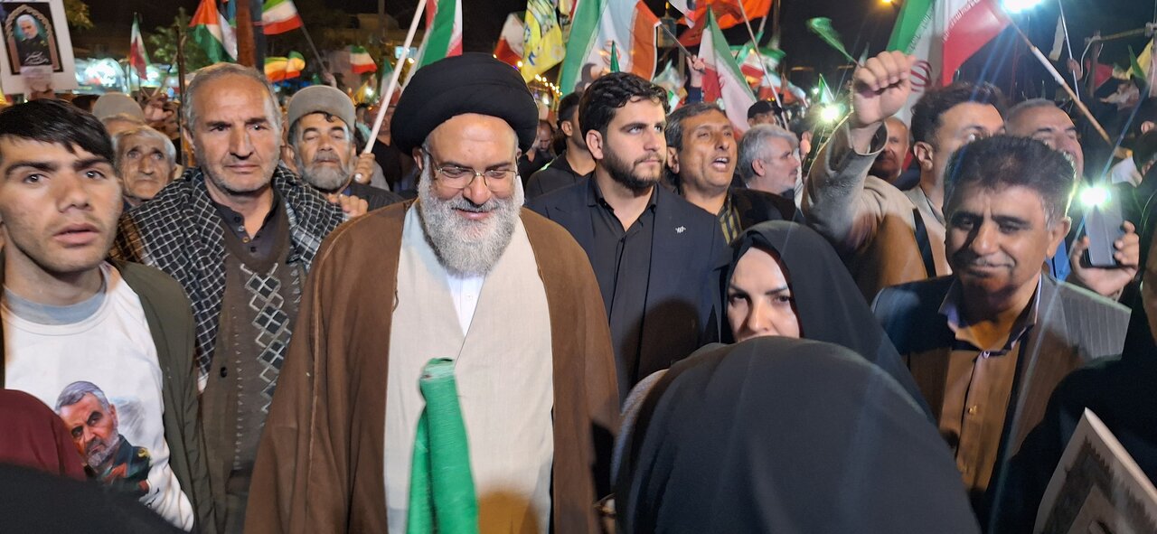آیین تجلیل از پرچمداران دانایی و سفیران معروف در یاسوج برگزار شد