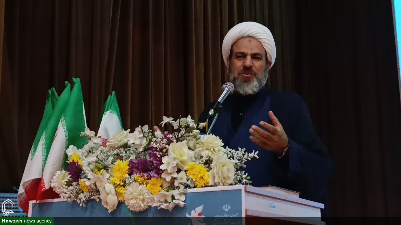 معلمان چراغ هدایت جامعه و ادامه‌دهندگان راه پیامبران‌ هستند