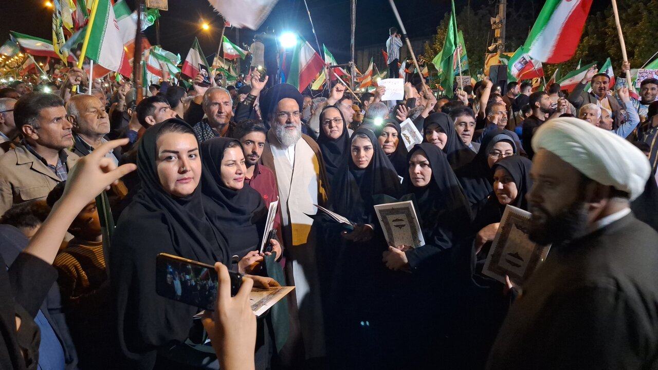 آیین تجلیل از پرچمداران دانایی و سفیران معروف در یاسوج برگزار شد