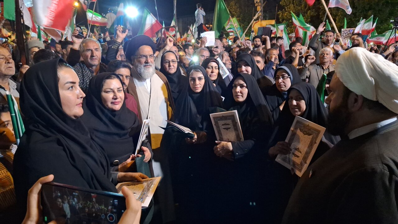 آیین تجلیل از پرچمداران دانایی و سفیران معروف در یاسوج برگزار شد