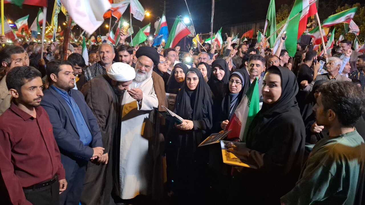 آیین تجلیل از پرچمداران دانایی و سفیران معروف در یاسوج برگزار شد