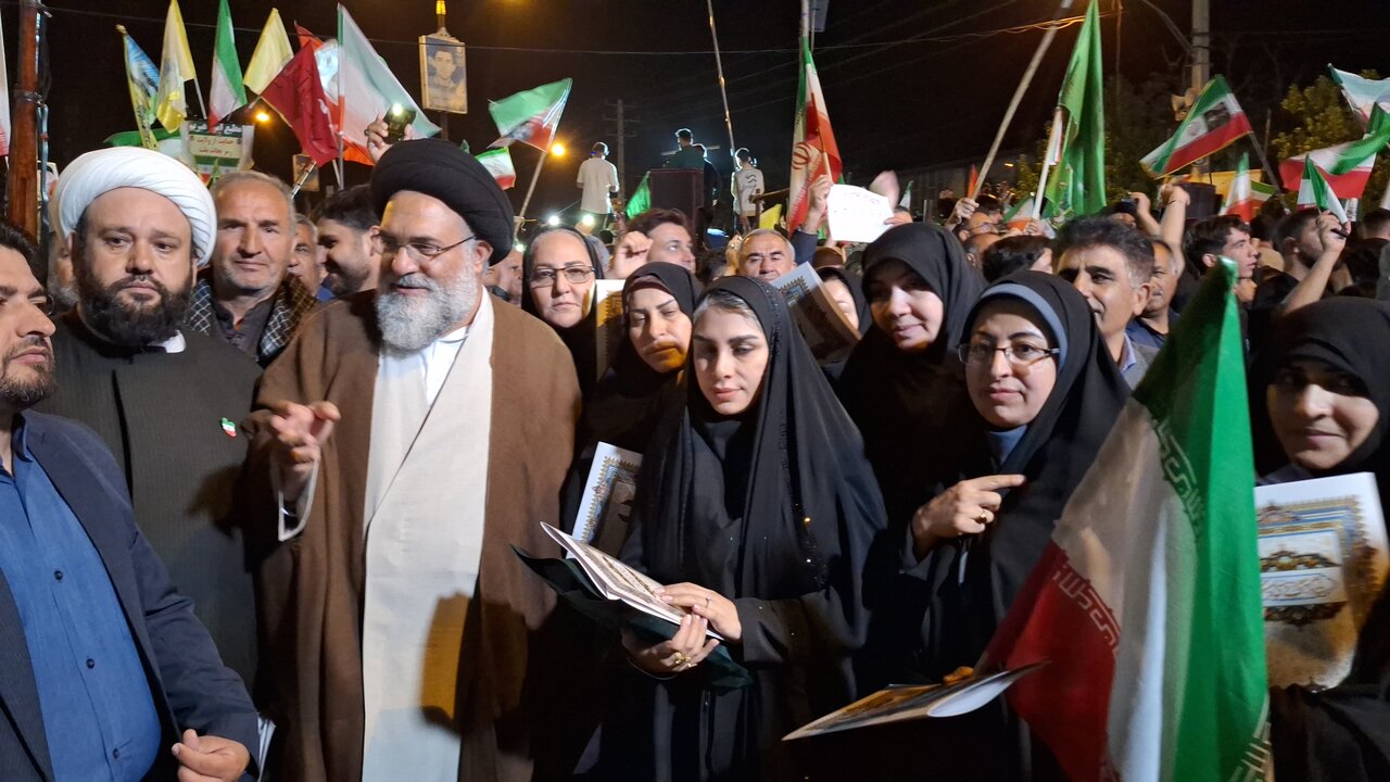 آیین تجلیل از پرچمداران دانایی و سفیران معروف در یاسوج برگزار شد