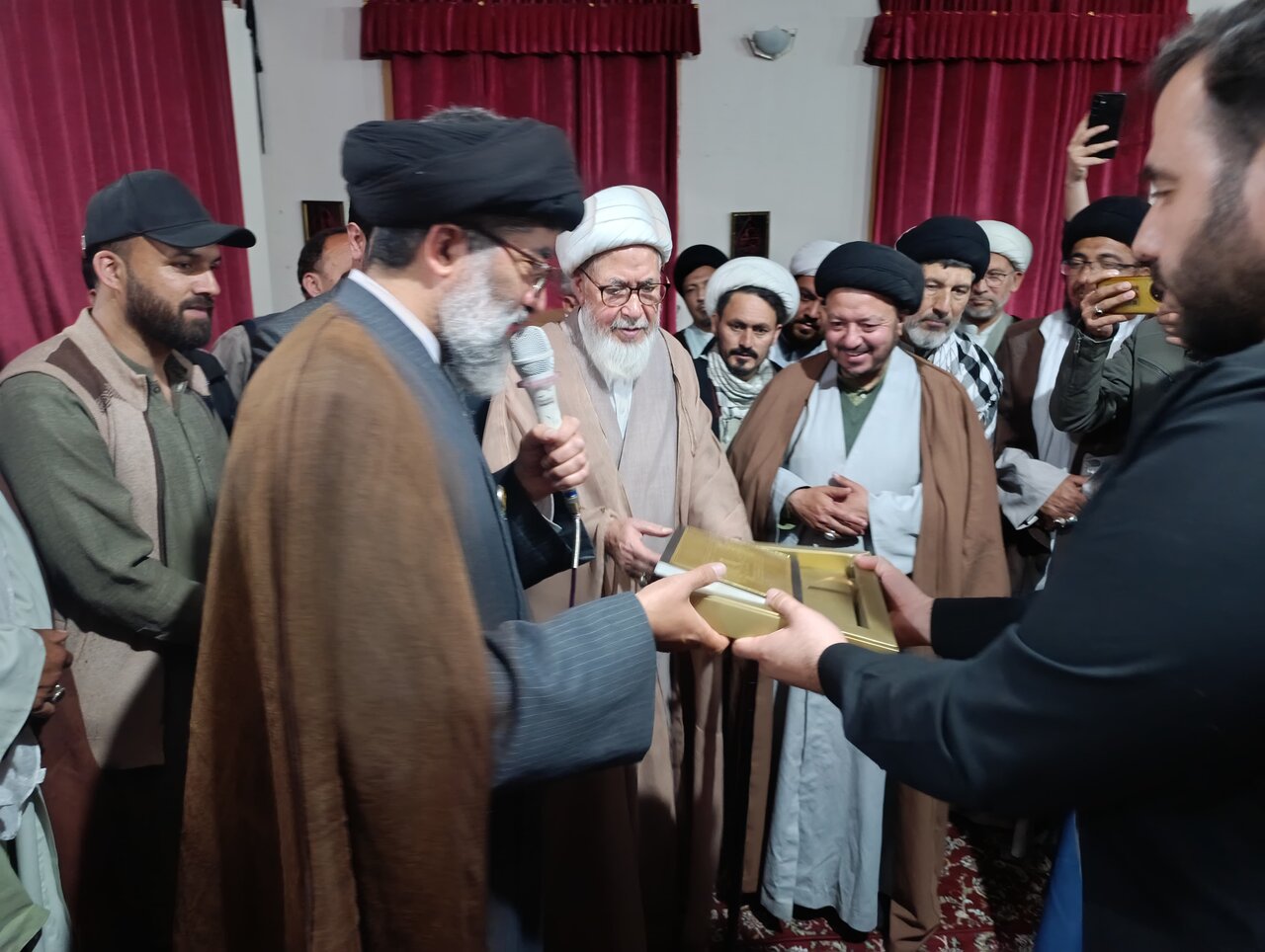 جامعۃ الزہراء سکردو میں علامہ شیخ حسن جعفری کی جانب سے مہمانانِ حرمِ امام رضا کے اعزاز میں پُرتکلف عشائیہ