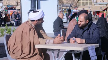 تصاویر / برپایی میز گفت و گو توسط طلاب همدانی
