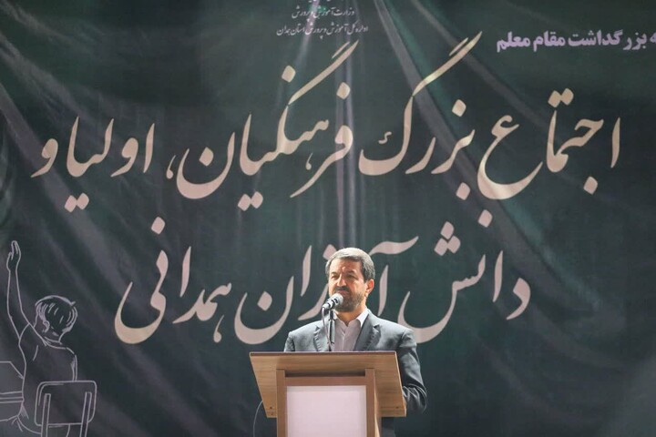 تصاویر / اجتماع بزرگ فرهنگیان، اولیا و دانش‌آموزان همدانی در حمایت از نظام اسلامی
