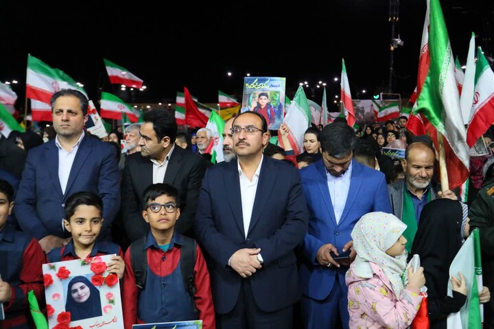 تصاویر / اجتماع بزرگ فرهنگیان، اولیا و دانش‌آموزان همدانی در حمایت از نظام اسلامی