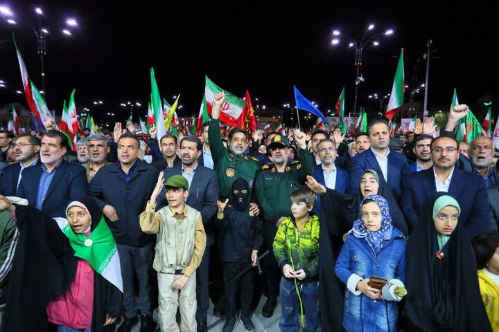 تصاویر / اجتماع بزرگ فرهنگیان، اولیا و دانش‌آموزان همدانی در حمایت از نظام اسلامی